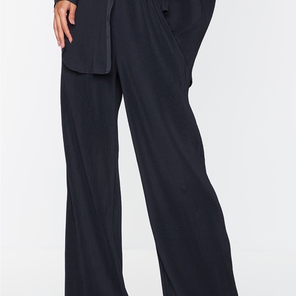 Two piece set. Top with tag and bottoms worn once. UK size 6 US size 4. - Picture 4 of 6